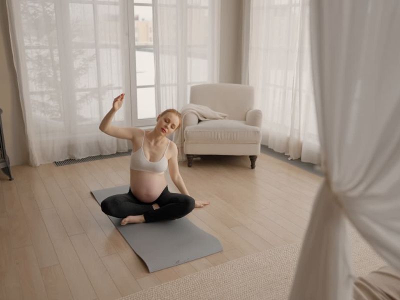 devojka u drugom trimestru trenira u kući