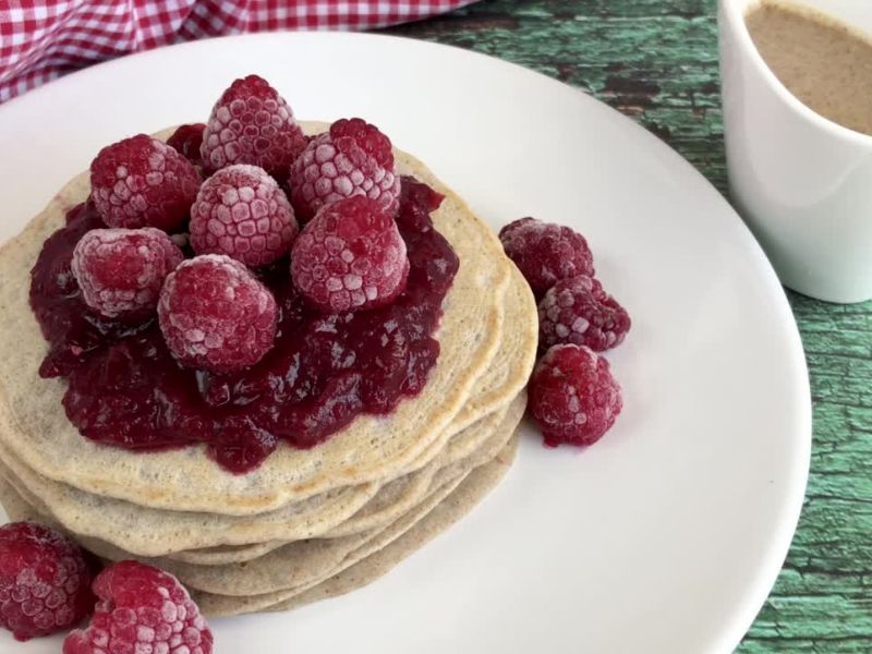palačinke bez glutena sa džemom od malina i sa malinama