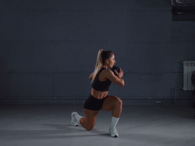 devojka radi trening snage