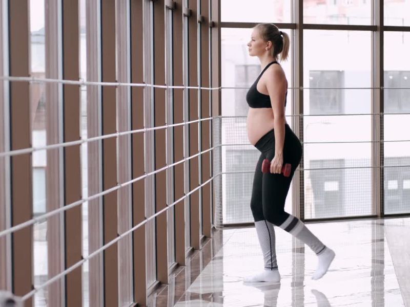 trudnica trenira u teretani 