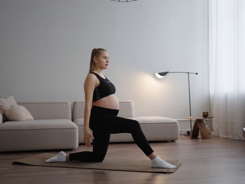 devojka trenira u drugom trimestru online trening u kući