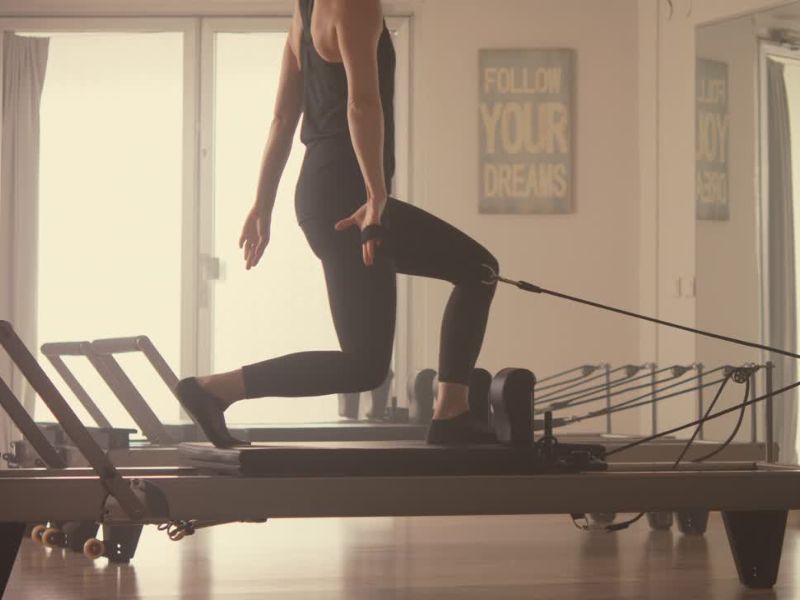 devojka na treningu pilatesa