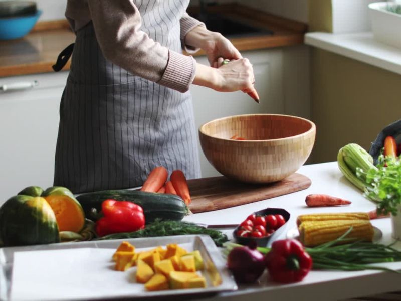 devojka priprema zdrav obrok od povća