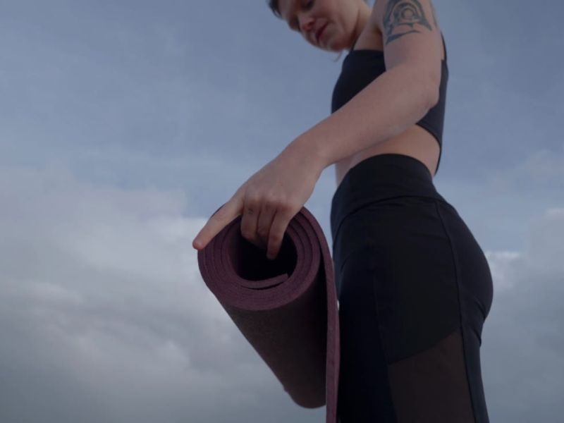 devojka drži podlogu za treniranje u rukama