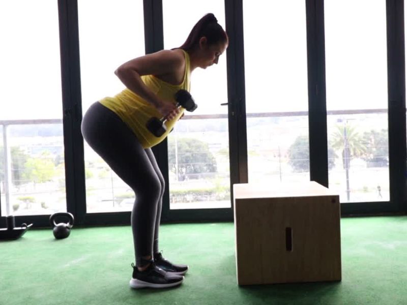 trudnica trenira u teretani