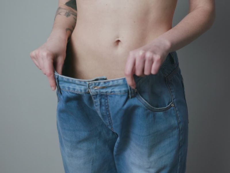 devojka u širokim farmerkama u struku