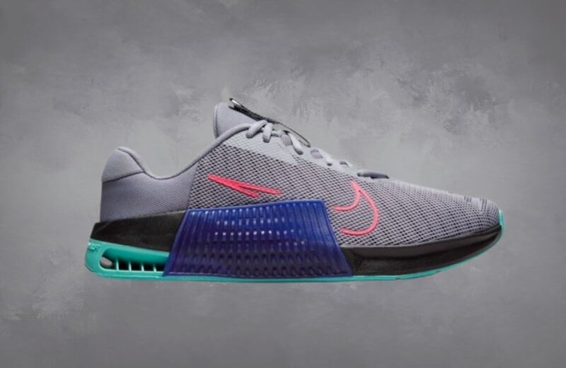 Siva patika Nike Metcon 9 sa plavim i zelenim detaljima, dizajnirana za trening snage
